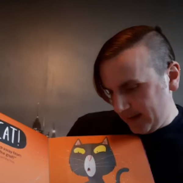 patrick reading Oi cat