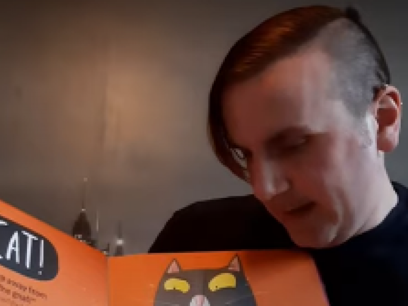 patrick reading Oi cat