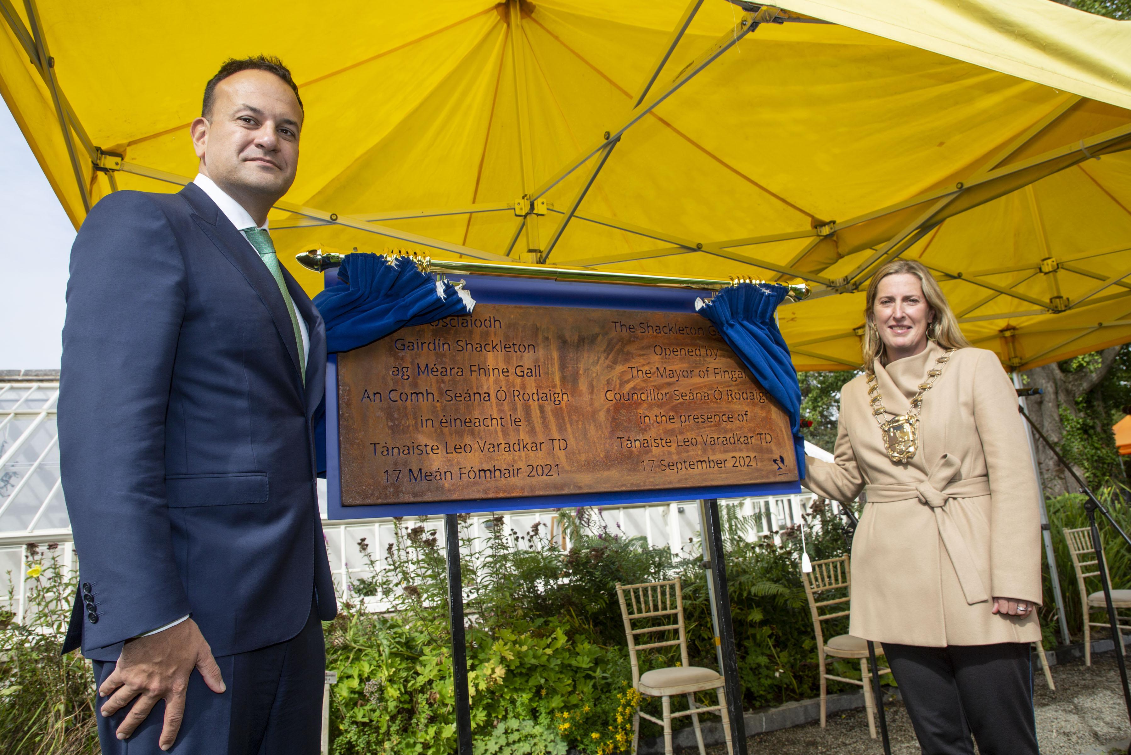 Tánaiste and Mayor unveiling Shackleton Plaque