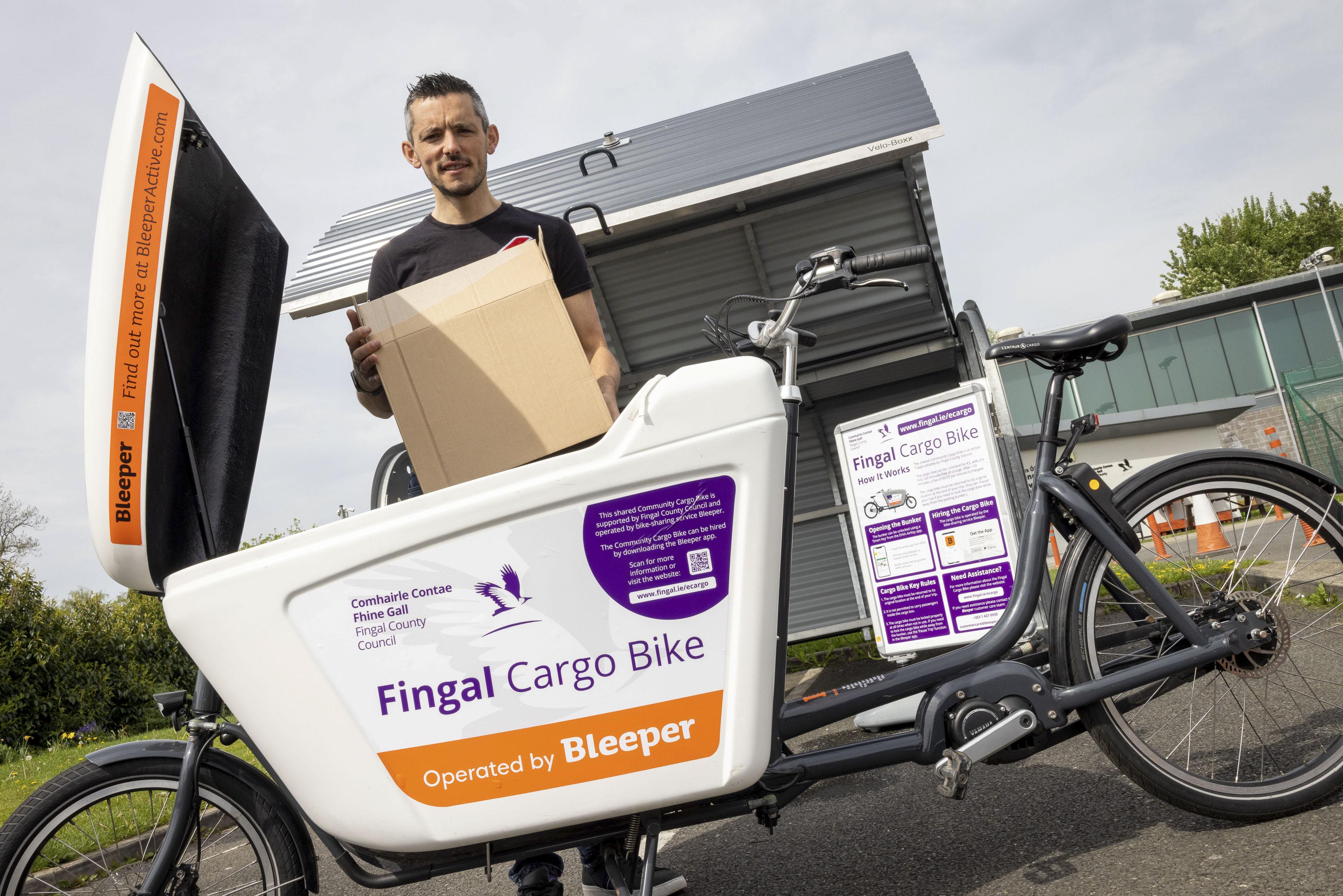 Man puts box into ecargo bike 